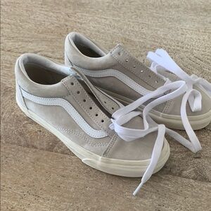 Vans Cream and White Sneakers Classic Skate-Inspired Design